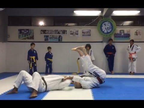 Leão Teixeira e a arte de ensinar quedinhas para crianças no Jiu-Jitsu