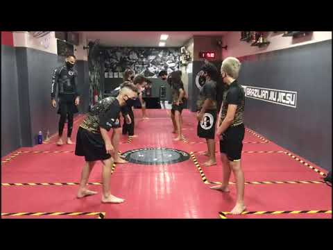 Leandro Tatu e sua turma kids em treino físico para o Jiu-Jitsu