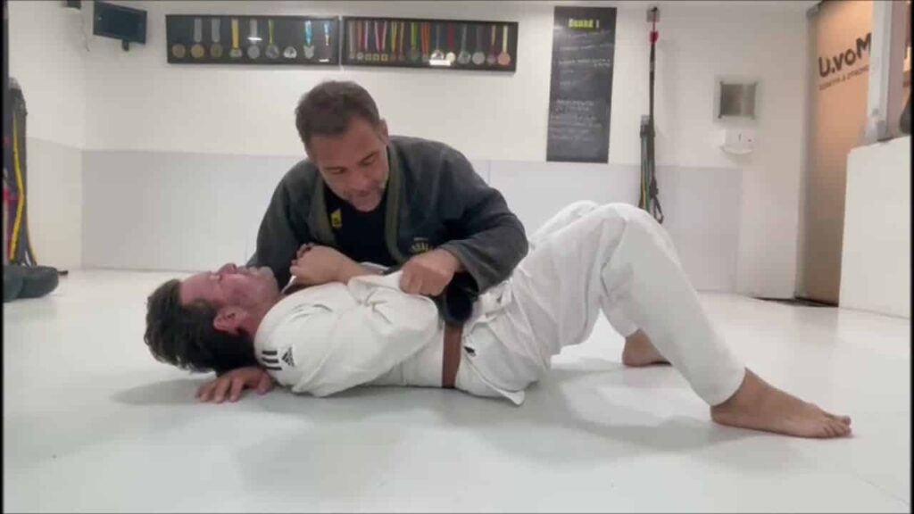 Léo Leite ensina estrangulamento com lapela que usou no Brasileiro de Jiu-Jitsu 2021