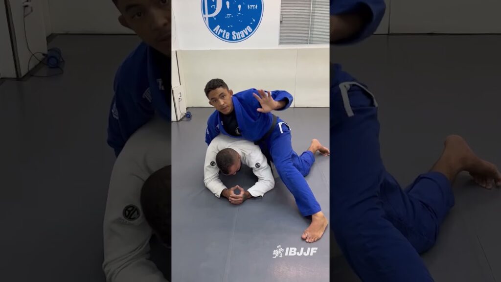 Leo Souza teaches his Clock Choke Submission from the 2025 Euros