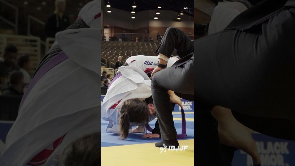 Luandra Barbosa wins the female medium-heavyweight purple belt gold! #ibjjf #bjj #jiujitsu