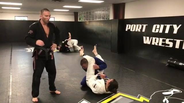Make sure when you are training you Jiu Jitsu that you focus on using technique over strength. @tuckerguy726 @chasintail_insea
 credit @johnsalter_mma