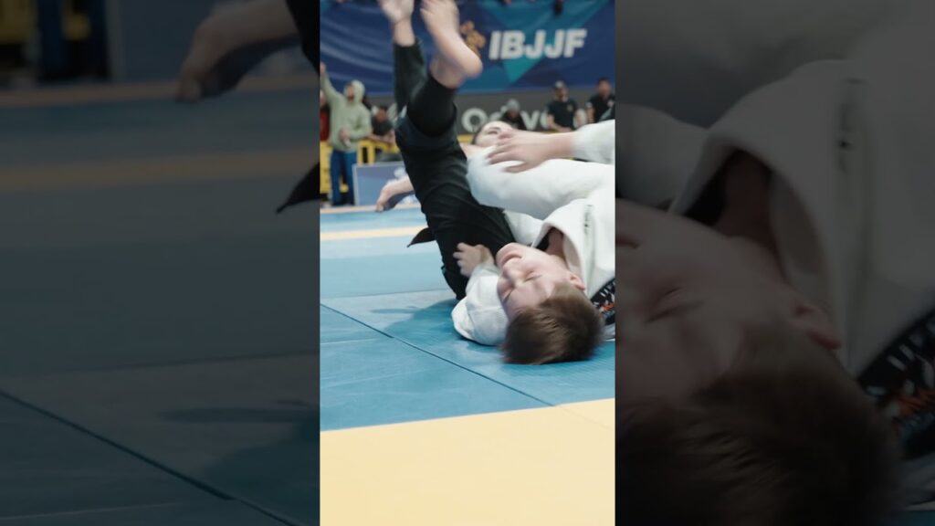 Mariah Mckennitt defends the toe hold then finishes a knee bar. #bjj #ibjjf #jiujitsu