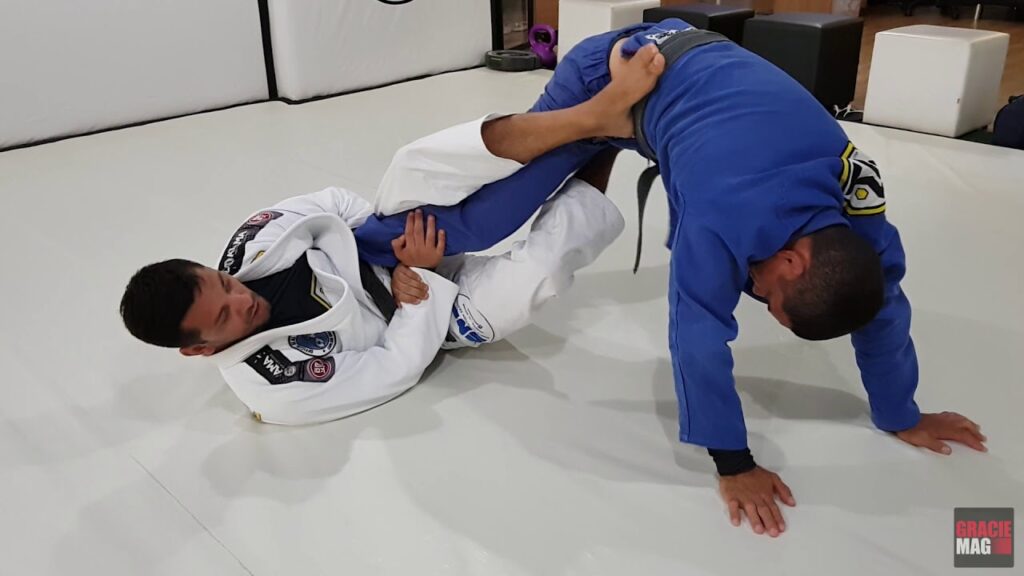 Mauro Ayres detalha finalizações em dossiê de chaves de perna no Jiu-Jitsu