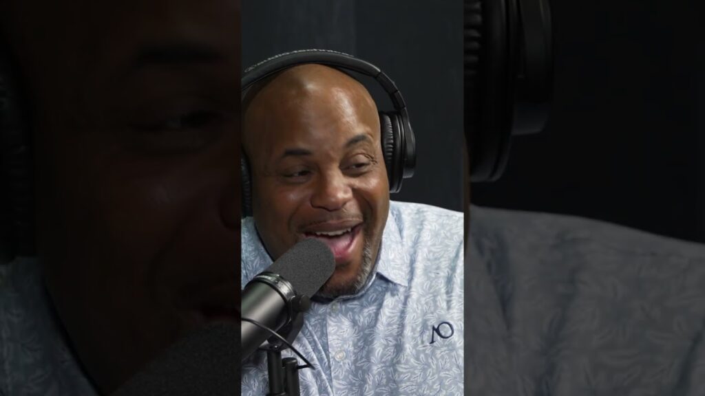 Max Holloway ROASTS Daniel Cormier's fashion sense 🤣 #ufcglorydays