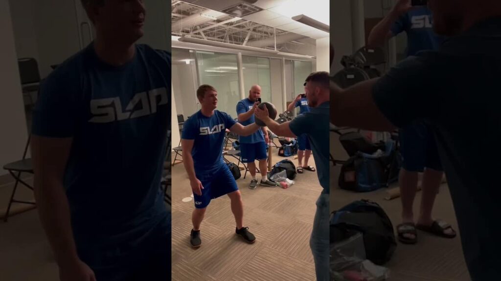 Michael Bisping with the PERFECT slap form 👌