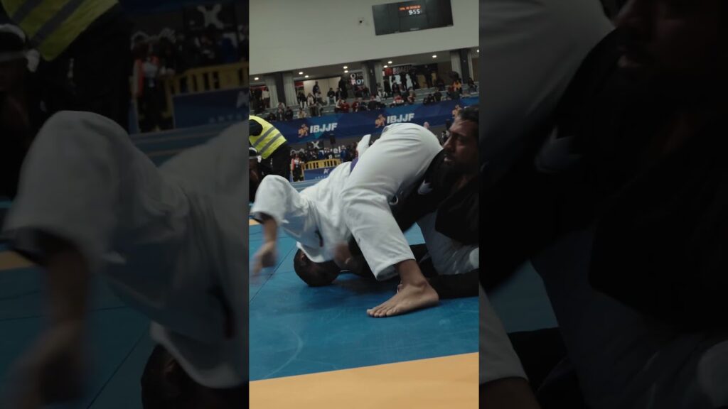 Mikael Silva gets the armbar to advance in the lightweight division. #bjj #ibjjf #jiujitsu