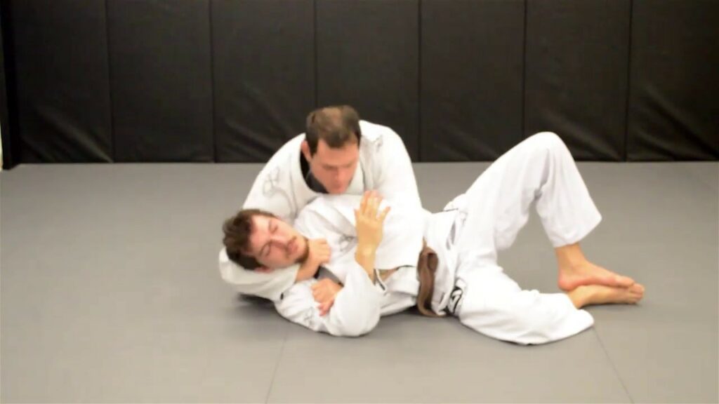 Não conseguiu pegar na Kimura? Roger Gracie ensina a pegar um estrangulamento dessa posição!