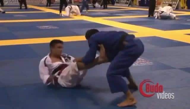 Near side armbar from knee on belly, by Rubens Cobrinha.