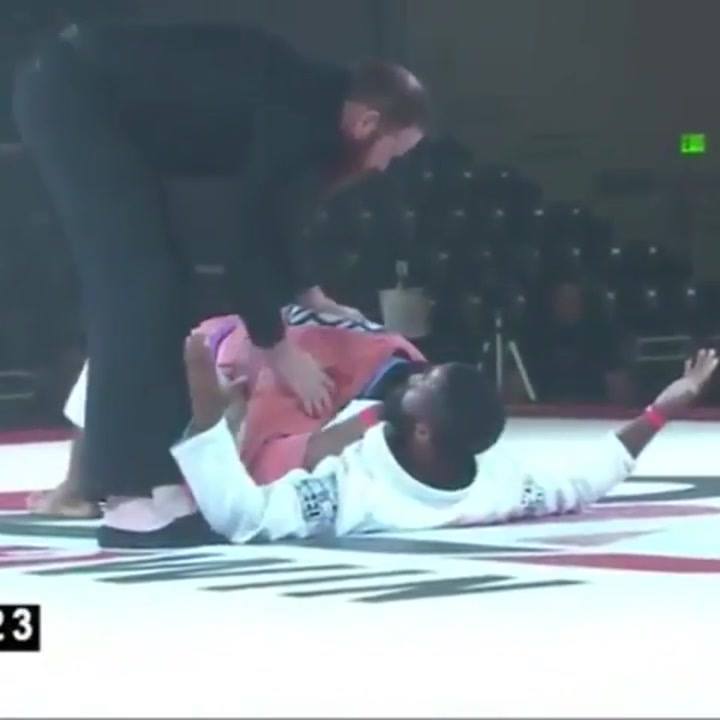 Nice cross-collar choke credit: @flograppling