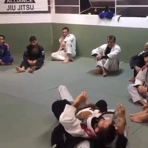 Nice way to take the back by @marioreisjiujitsu