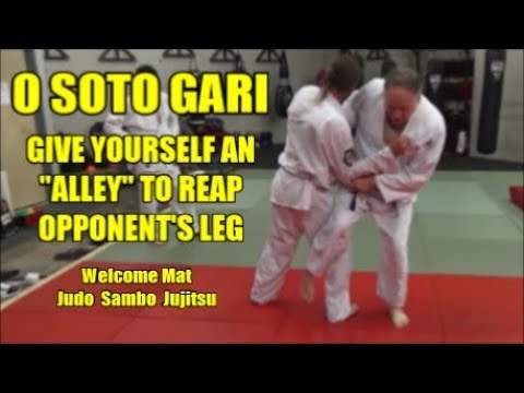 O SOTO GARI   GIVE YOURSELF AN ALLEY TO REAP OPPONENT'S LEG