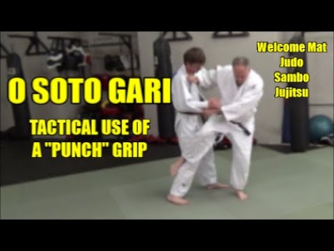 O SOTO GARI TACTICAL USE OF A "PUNCH" GRIP