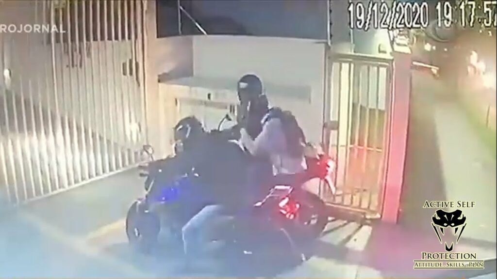 Off-Duty Cop Deals Swiftly With Moto Bandits