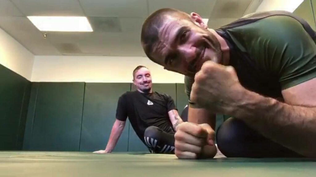 One-Handed guillotine is the new hype, try it!  credit @gracieuniversityhq (@renergracie & @chrismichael927)