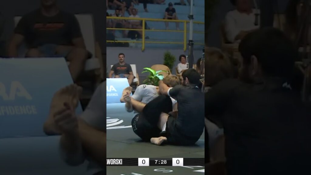 Pawel Jaworski finishes a z-lock🤯