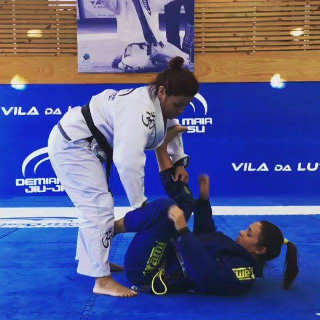 Problems on retain your guard? This is @miznicolini favorite technique to recover and re start playing guard! Thanks @marcinhajiu !
 .
 credit @miznicolini