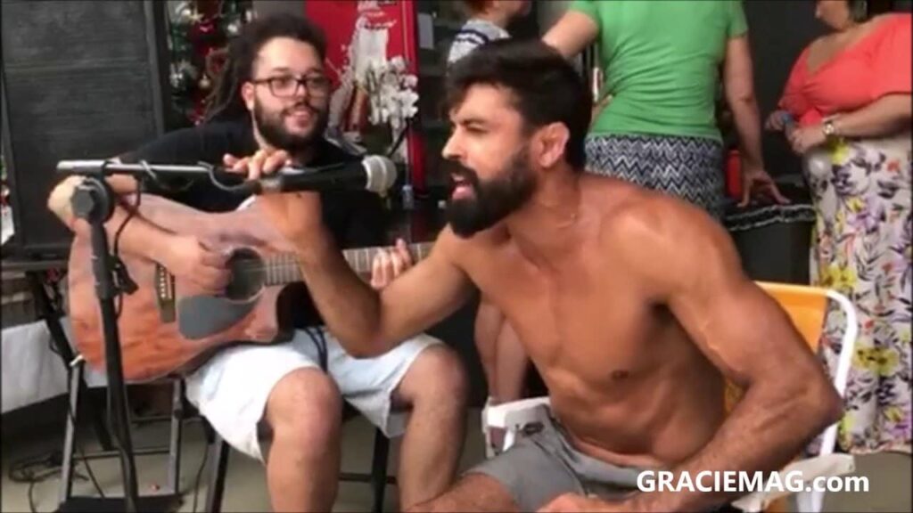 Professor Mario Reis canta "O Rap do Jiu-Jitsu"