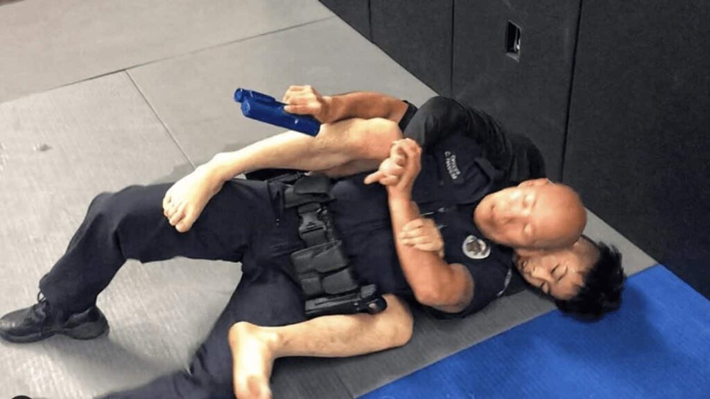 QUANDO O POLICIAL É BOM DE PORRADARIA DA NISSO