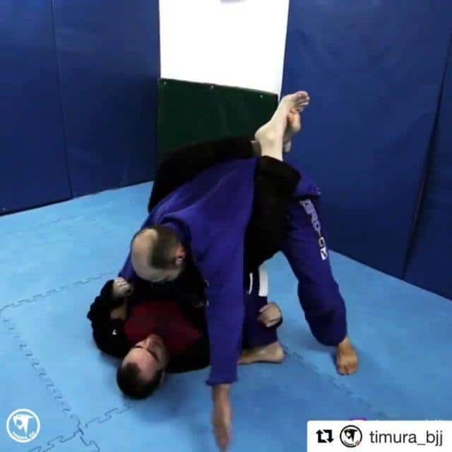 Raspagem da guarda fechada para o Arm Lock, de @timura_bjj
 -
 Sweep from the cl