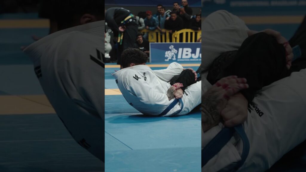 Renan Martins catches the triangle and attacks the arm for the tap. #bjj #ibjjf #jiujitsu