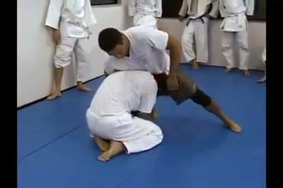 Renzo Gracie rolling with Mauricio Gomes (Roger Gracie's dad), in 1997.
I recommend that any students of grappling watch this short vid.
 A sparr between Mauricio Gomes and Renzo Gracie. 
 Watch how t...