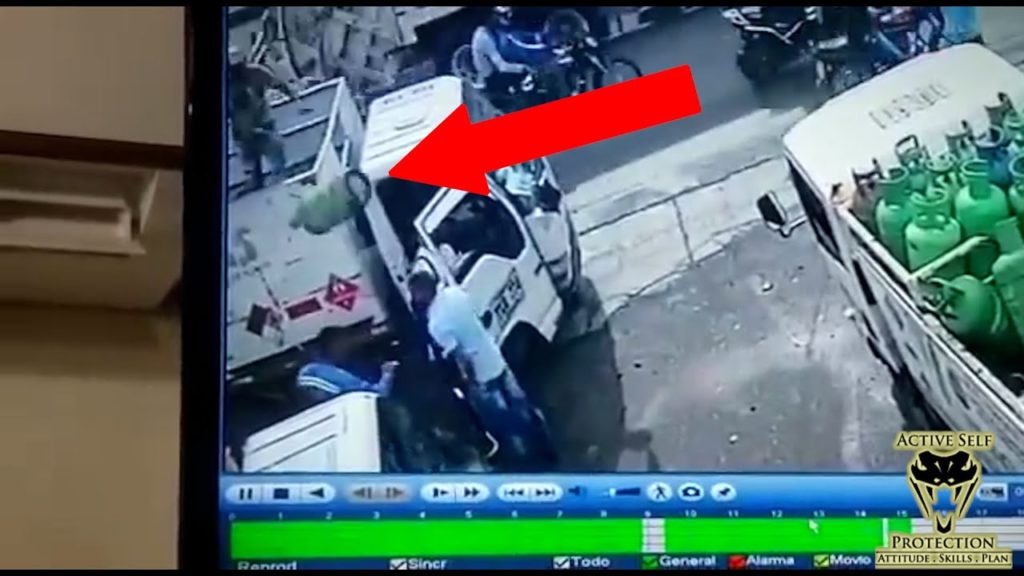 Resourceful Defender Boops Robber On the Snoot