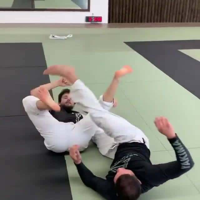 Reverse Berimbolo to Kneebar by @brenobittencourtbjj