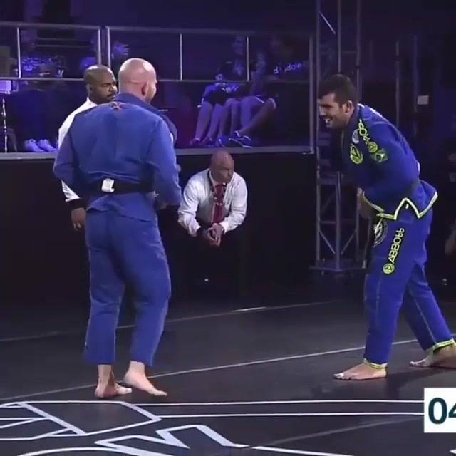 Rodolfo Vieira dropped his cell phone in the middle of a match with Kit Dale