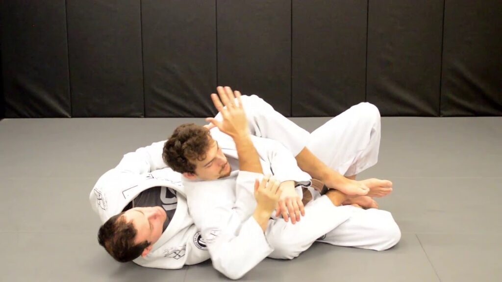 Roger Gracie ensina a aplicar um Ezequiel pelas costas!