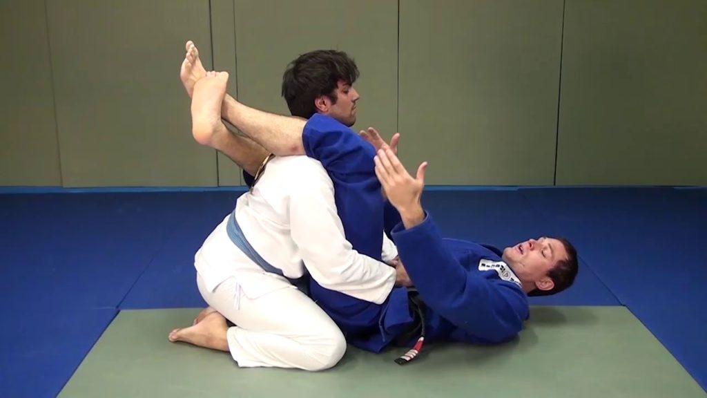 Roger Gracie ensina: triângulo, aula 1!