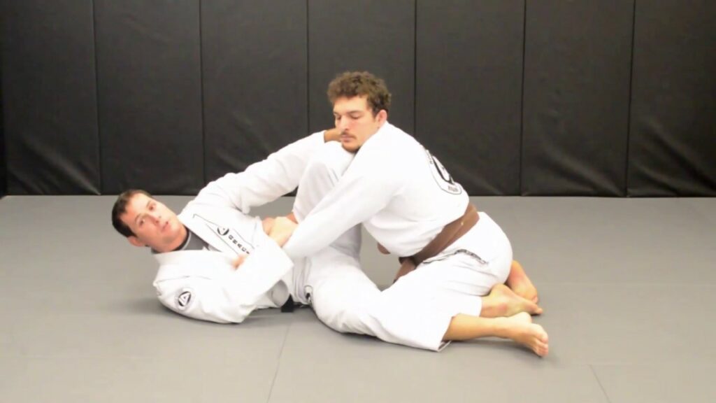 Roger Gracie ensina um detalhe para fazer a sua raspagem de tesoura super eficiente!