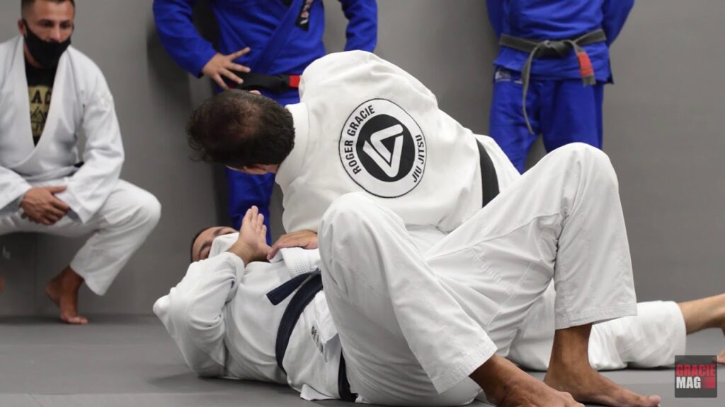 Roger ensina estrangulamento favorito do cem-quilos na Gracie Kore