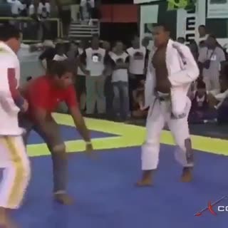 Ronaldo Jacare with the big throw on Margarida!