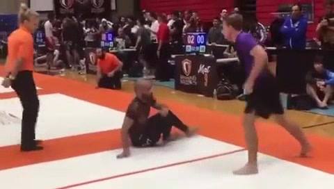 Rubber guard -> omoplata -> triangle @suckerfreejiujitsu