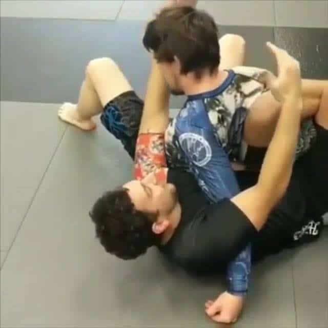 Rubberguard to Twistoplata