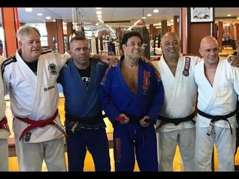 Serginho Mallandro recebe a faixa-preta de Jiu-Jitsu