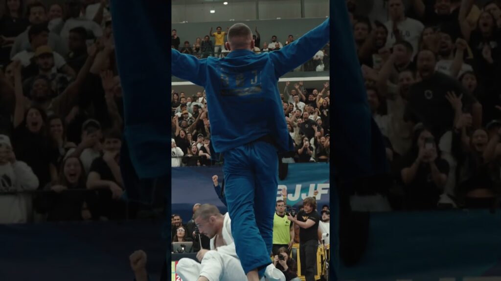 Sharp knee cuts from Matheus Vetoraci to score the 3! #bjj #ibjjf #jiujitsu