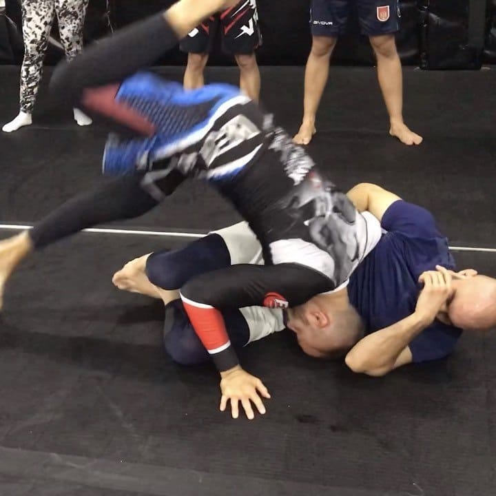 Side control escape to knee tap to guard pass by @gilebjj coach at @kimurabjjserb...