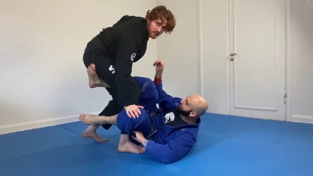 Simple De La Riva Passing Overview