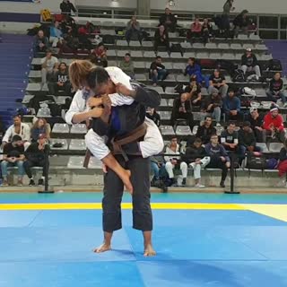 Standing bow and arrow choke by @lari.campos_