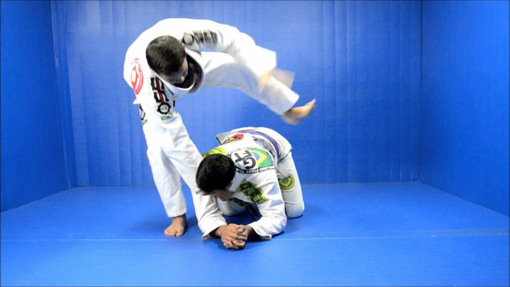Surpreenda seu oponente com um estrangulamento acrobático no Jiu-Jitsu