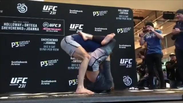 That flying triangle thou...
Round trip flights to T-city (TORONTO)! #ufc231 Bria...