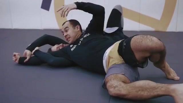 The right way to defend against opponent's hooks by Marcelo Garcia