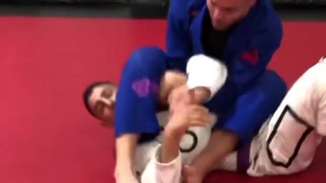 This is how you do a knee cut to mount in BJJ!