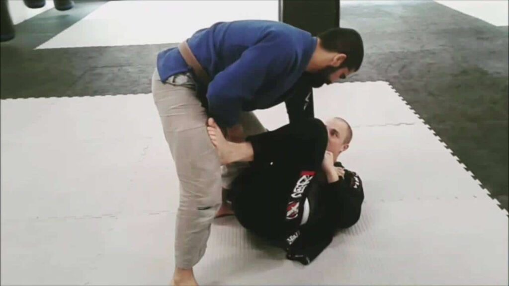 Top Reverse Half Guard to Calf Slicer by @abelbjj