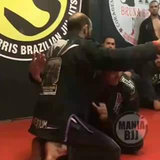 Transição para as costas, finalizando no armlock!#jiujitsu #bjj #muaythai #mma #o