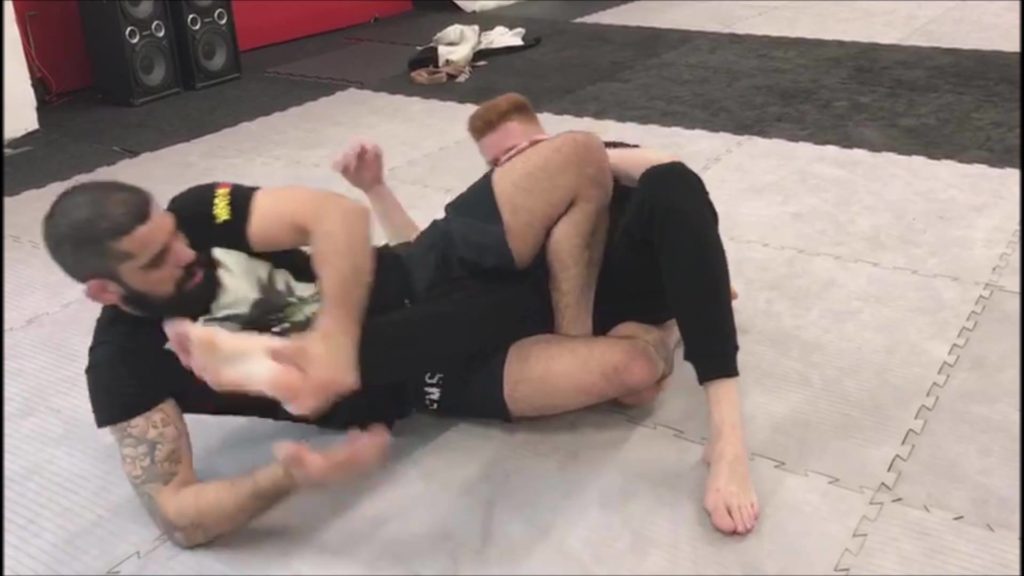 Trap to Honey Hole/Kneebar/Rolling Heel Hook by @abelbjj