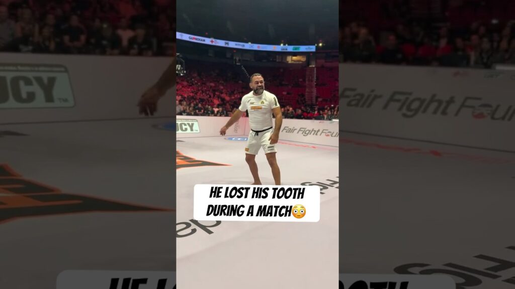 Vagner Rocha loses a tooth during the match😳