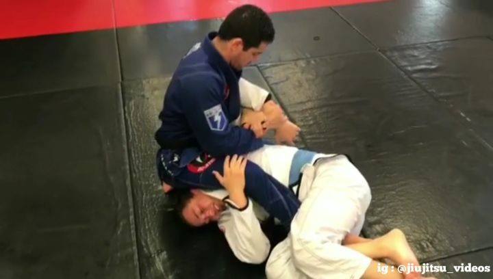 Variação da Kimura partindo da meia guarda (@deninhobjj)